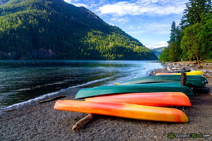 CBD oil Washington: kayaks near a rive in WA.