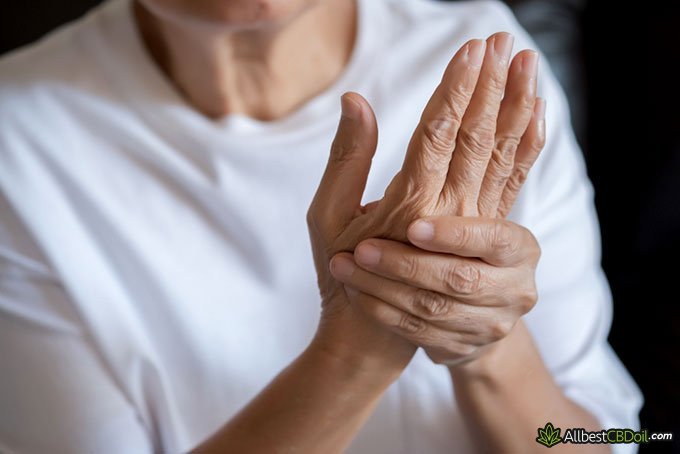 CBN vs CBD: elderly woman with arthritis