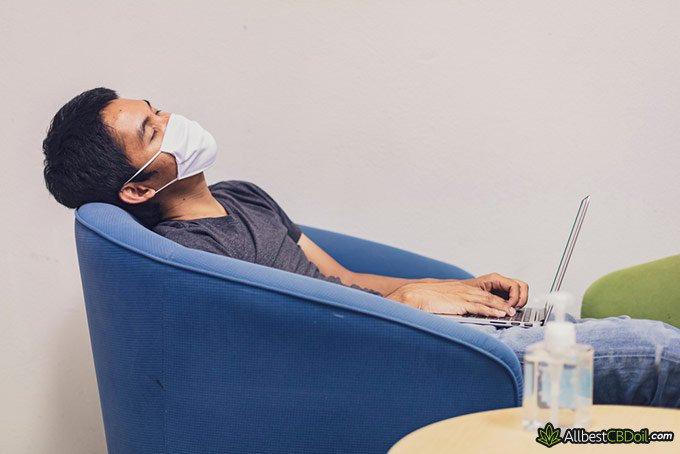 Coronavirus sleep: man sleeping with mask.